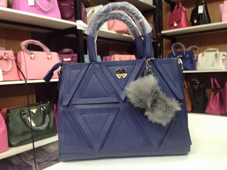 Mẫu túi trần mặt da sần Giá bán: 270.000đ