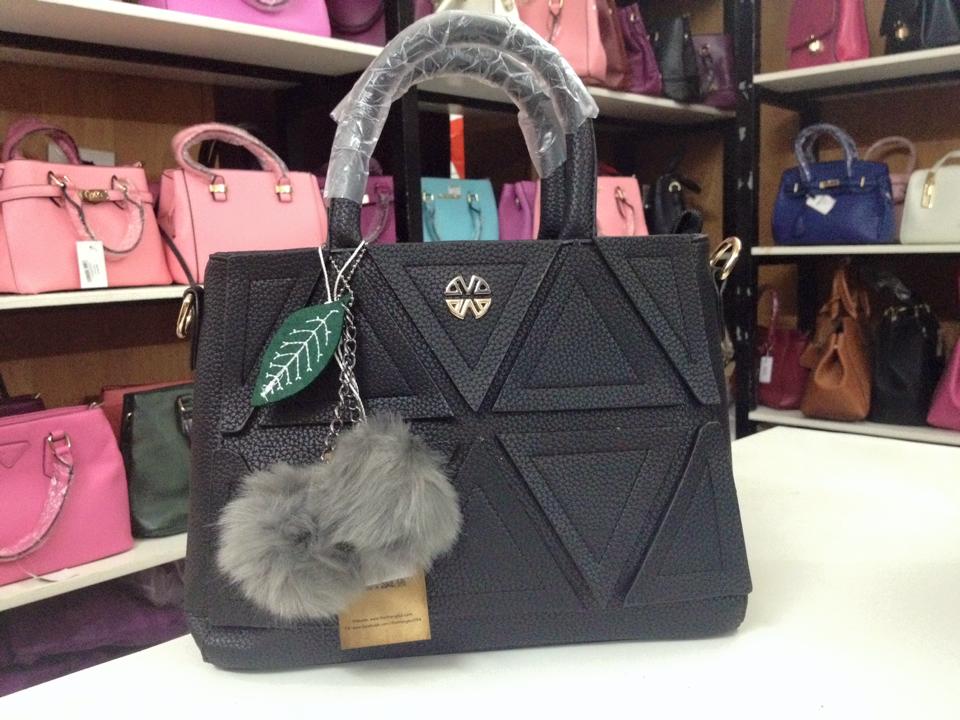 Mẫu túi trần mặt da sần Giá bán: 270.000đ