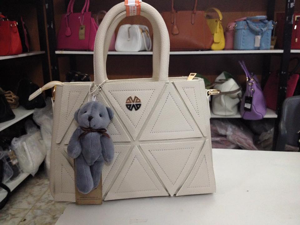 Mẫu túi trần mặt da sần Giá bán: 270.000đ