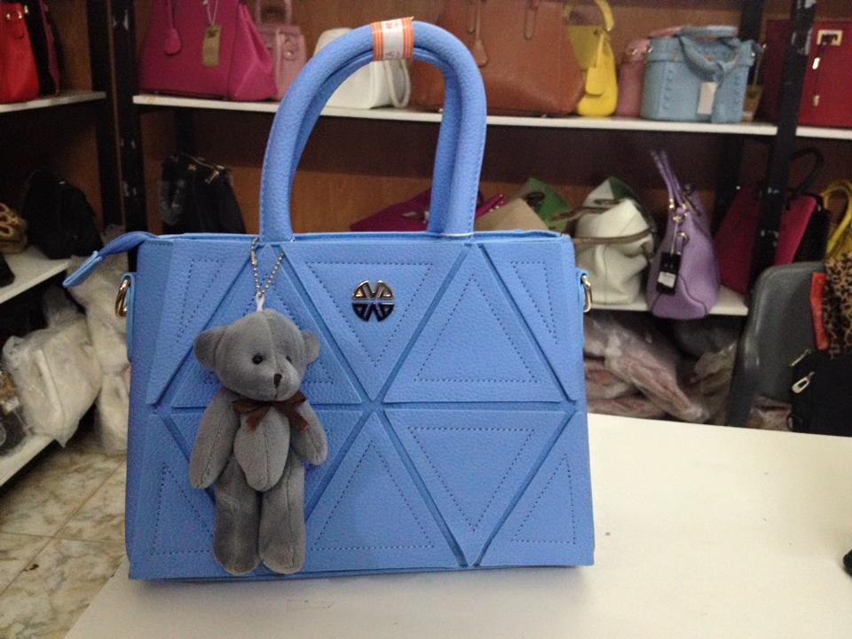 Mẫu túi trần mặt da sần Giá bán: 270.000đ