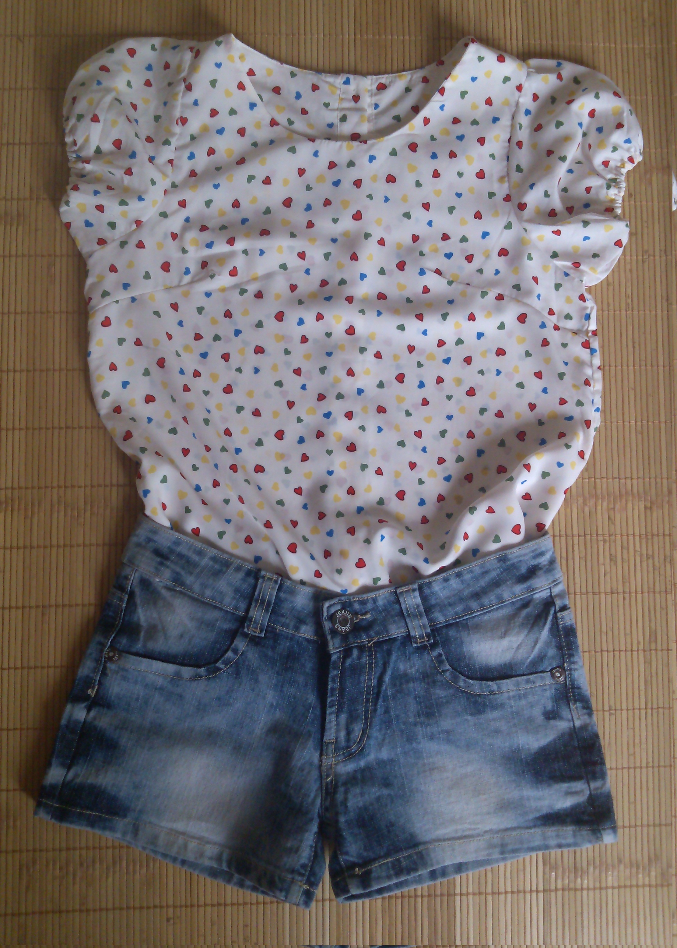 Sơ mi voan họa tiết trái tim Giá bán: 180.000đ