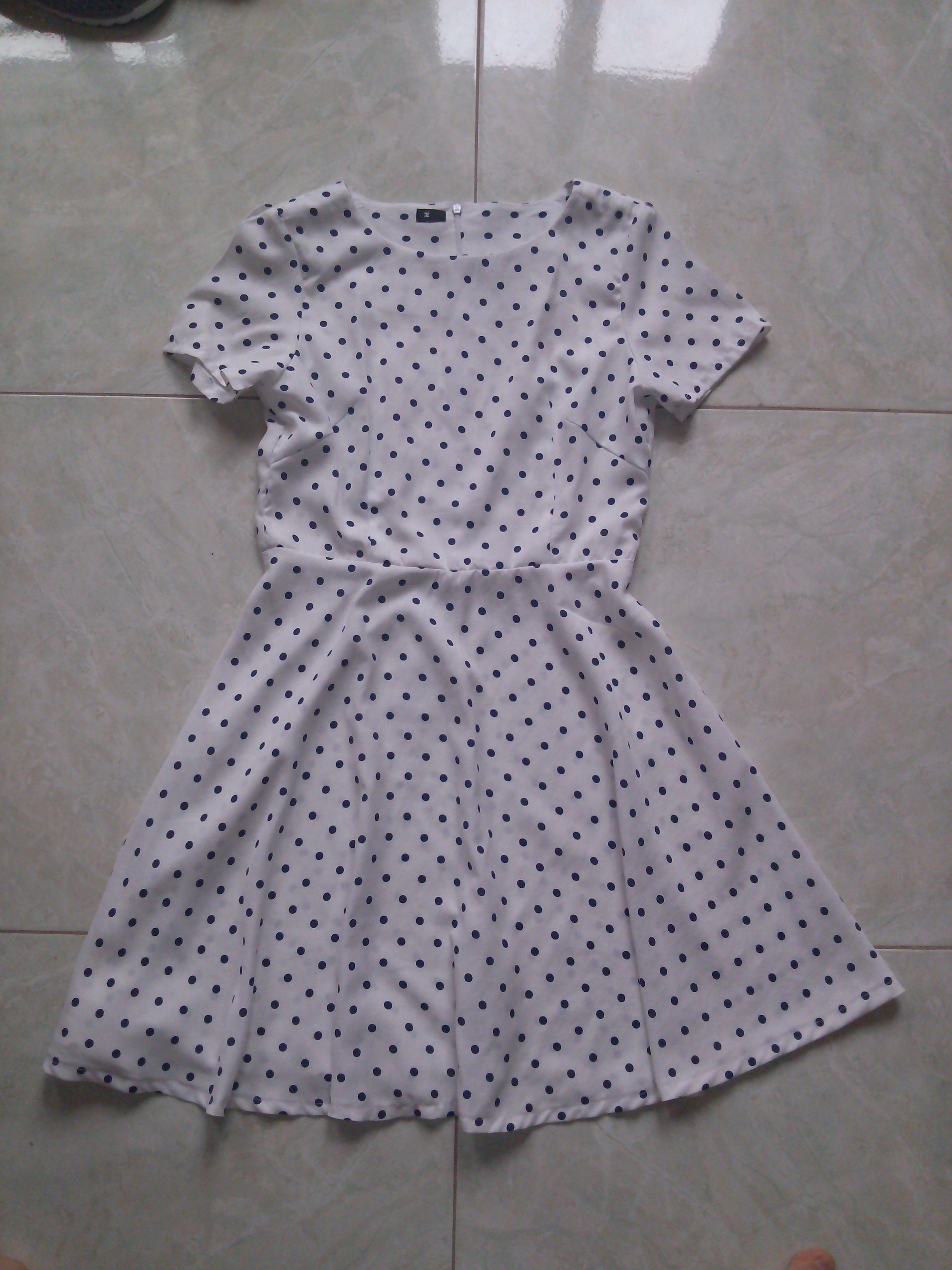 Váy thô chấm bi trắng Giá bán: 250.000đ
