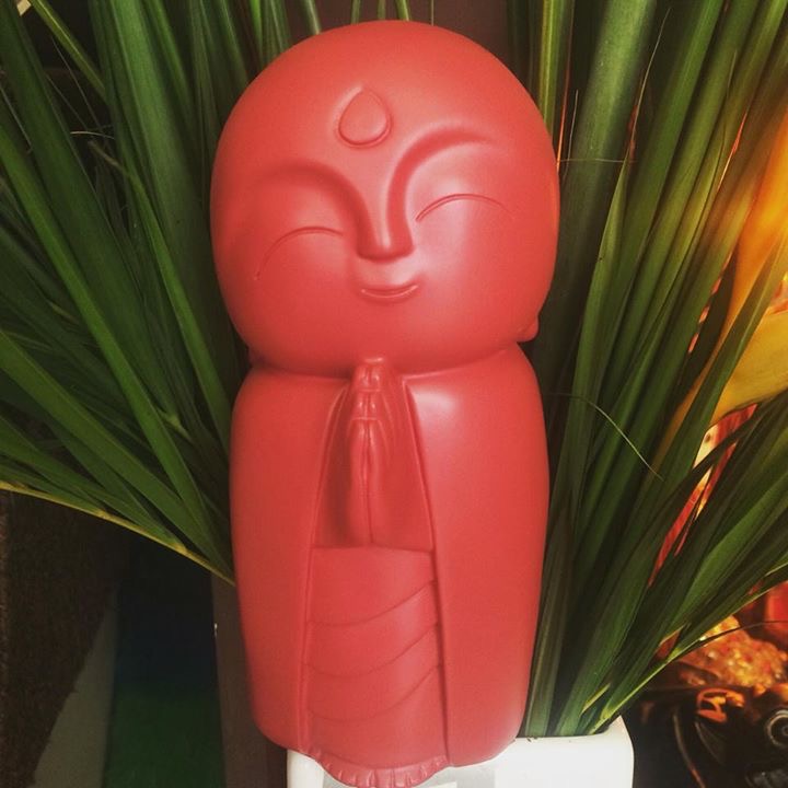 Tượng chú tiểu chấp tay đỏ Giá bán: 150.000đ