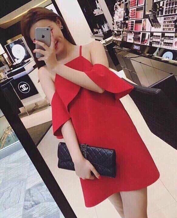 Đầm suông yếm cánh tiên rớt vai Đầm suông yếm cánh tiên rớt vai Giá bán: 185.000đ