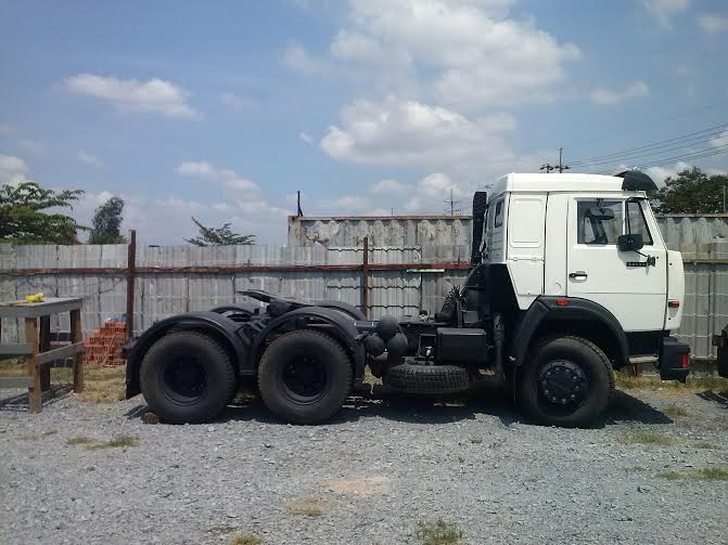 Đầu kéo kamaz 6460 (360Ps)- 2 cầu , sức kéo 52,5 tấn, 2 giường nằm Giá bán: 1.250.000.000đ