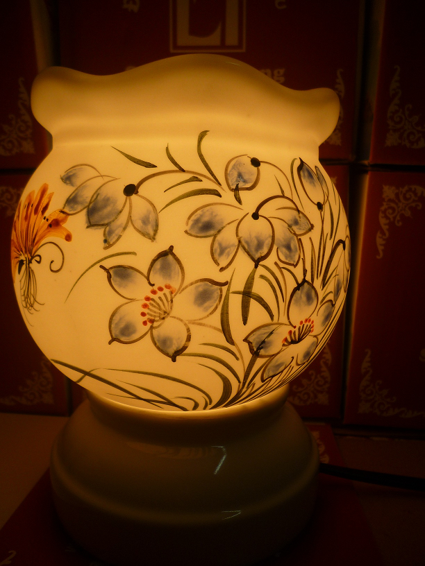 Đèn xông tinh dầu A14 Giá bán: 180.000đ