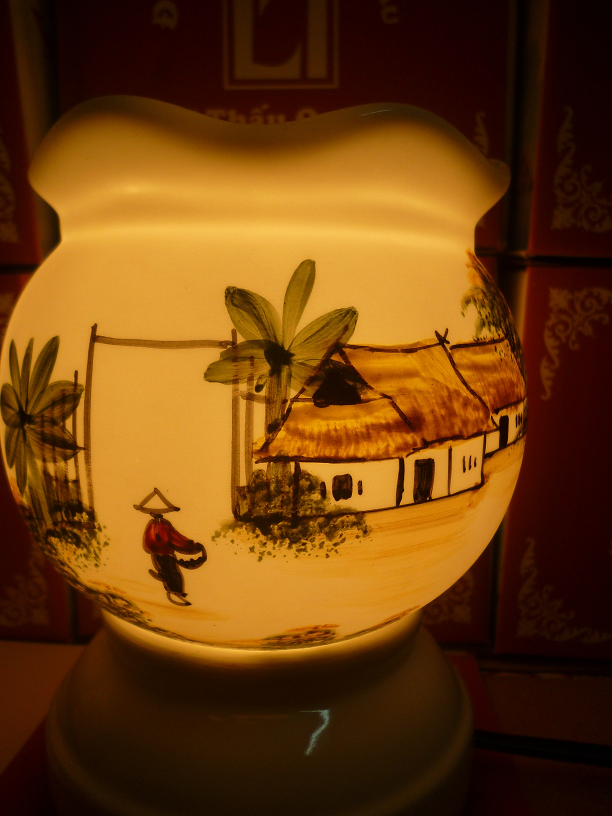 Đèn xông tinh dầu A16 Giá bán: 180.000đ