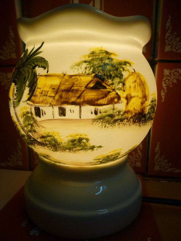 Đèn xông tinh dầu A28 Giá bán: 180.000đ