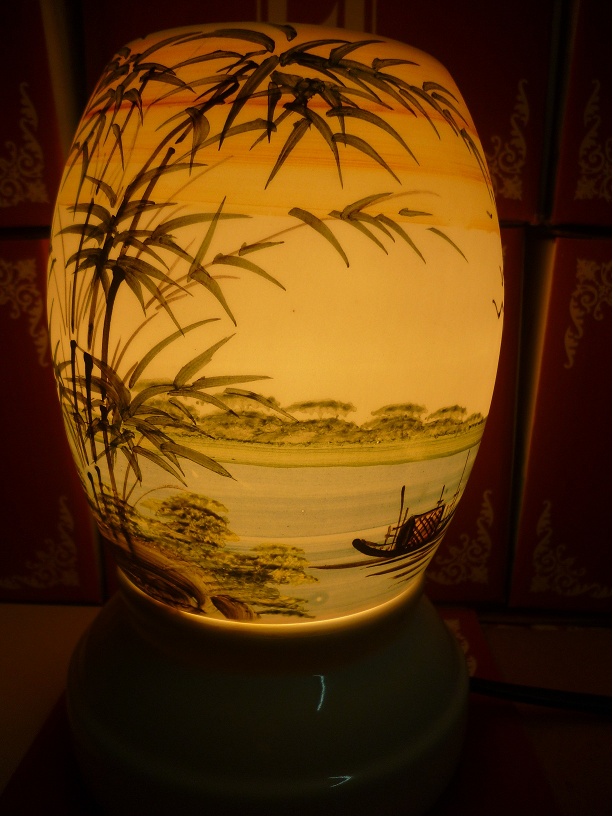 Đèn xông tinh dầu A06 Giá bán: 180.000đ