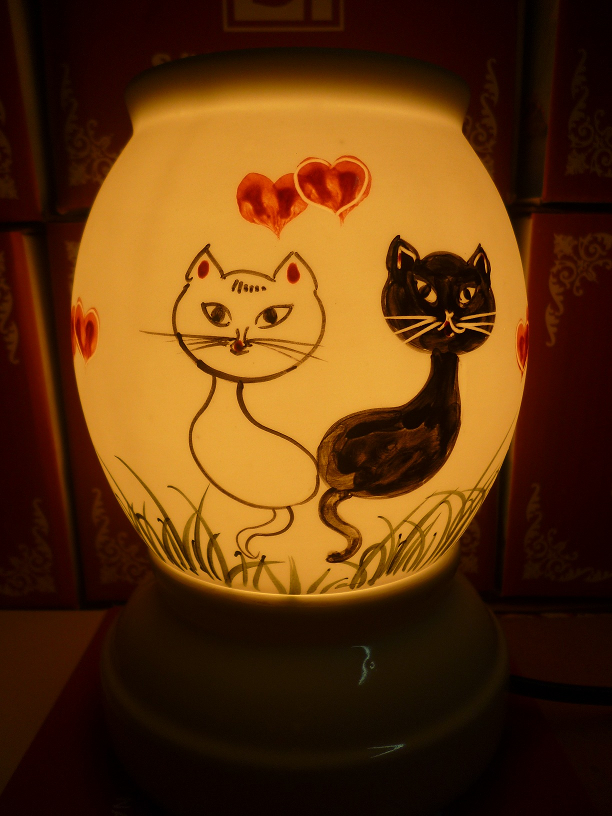 Đèn xông tinh dầu A65 Giá bán: 180.000đ