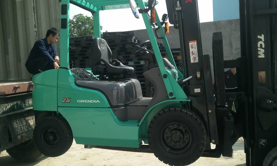 Mitsubishi, xe nâng dầu 2,5 tấn chui Container Giá bán: 420.000.000đ