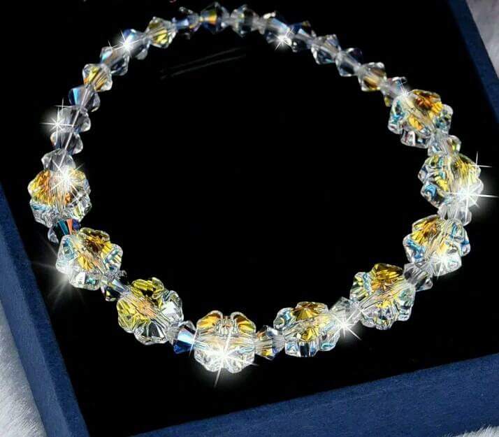 LT004-lắc tay pha lê hình hoa trắng LT004-lắc tay pha lê hình hoa trắng Giá bán: 275.000đ