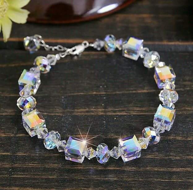 Lt024- lắc tay pha lê hạt vuông ngang Lt024- lắc tay pha lê hạt vuông ngang Giá bán: 375.000đ