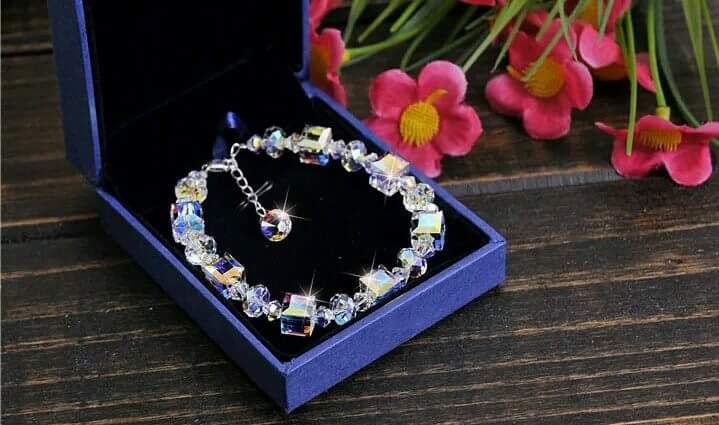 Lt024- lắc tay pha lê hạt vuông ngang Lt024- lắc tay pha lê hạt vuông ngang Giá bán: 375.000đ