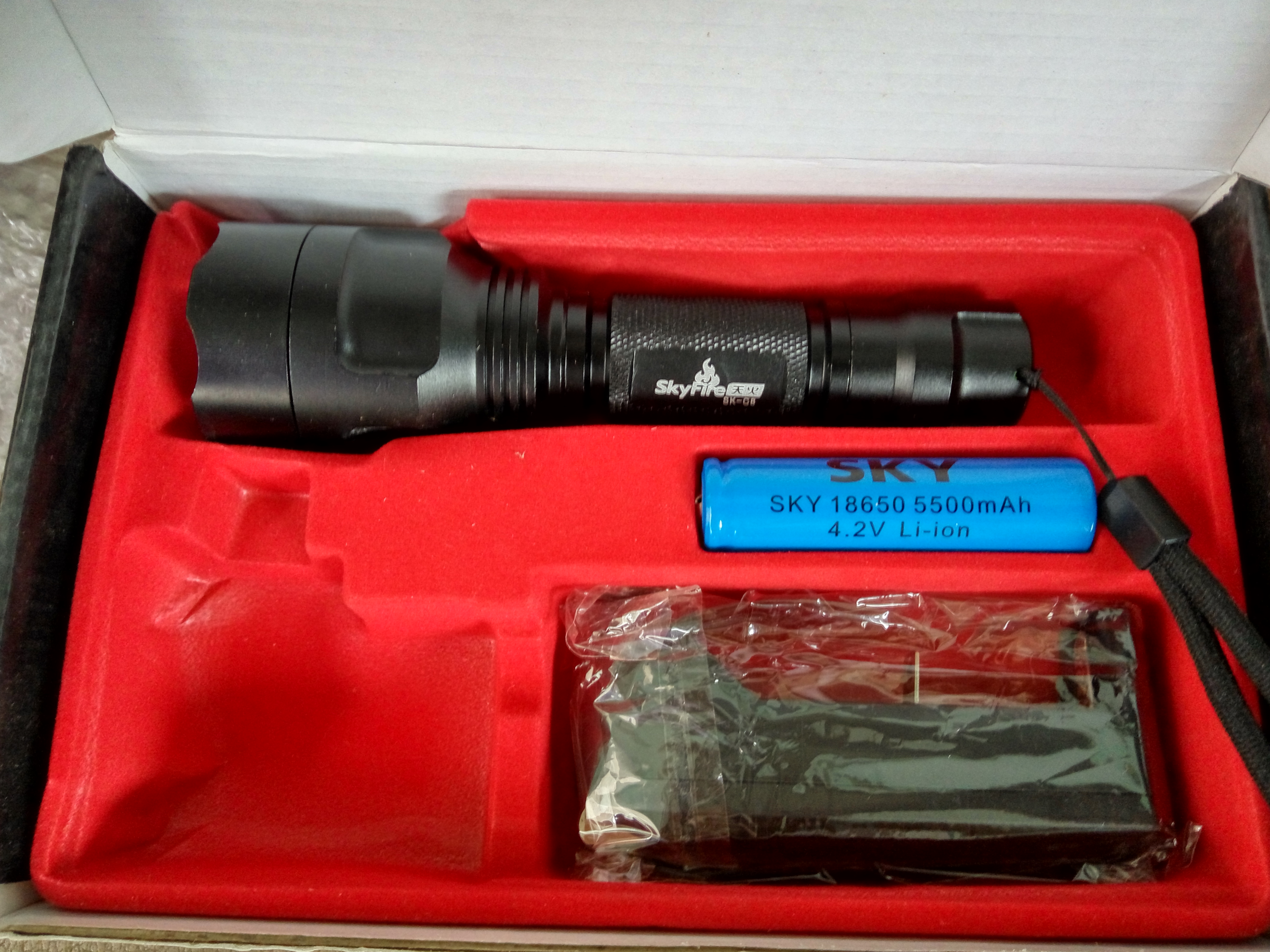 Đèn pin siêu sáng chống nước Giá bán: 135.000đ