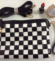 Clutch cầm tay kẻ Caro