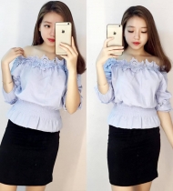 Áo thô trễ vai ren