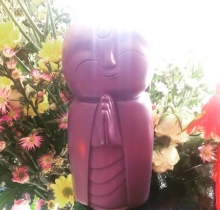 Tượng chú tiểu chấp tay tím