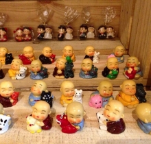 Chú tiểu ôm 12 con giáp