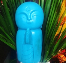 Tượng chú tiểu chấp tay xanh da trời